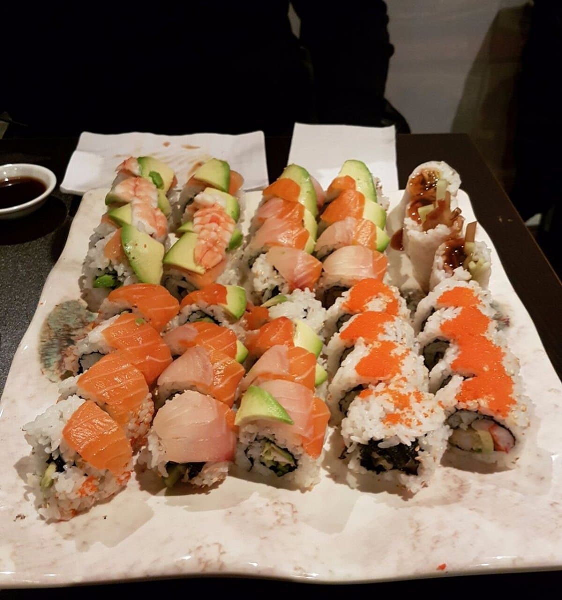 Plateau de sushi varié avec avocat, saumon et crevette