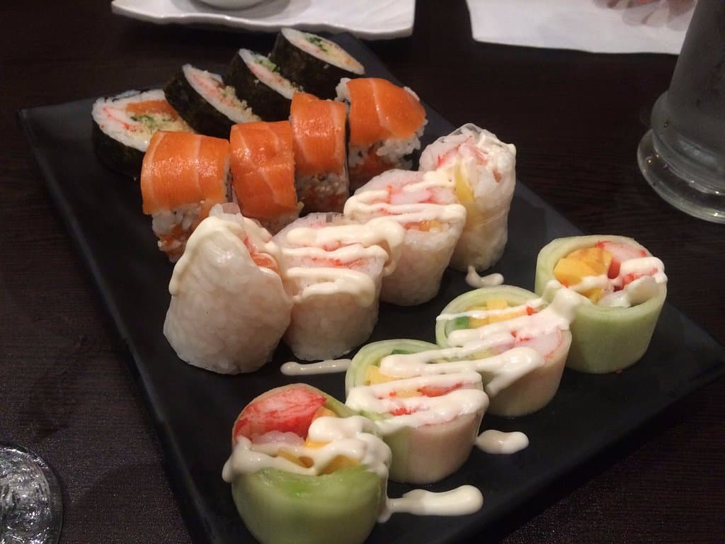 Assortiment de sushi sur planche noire