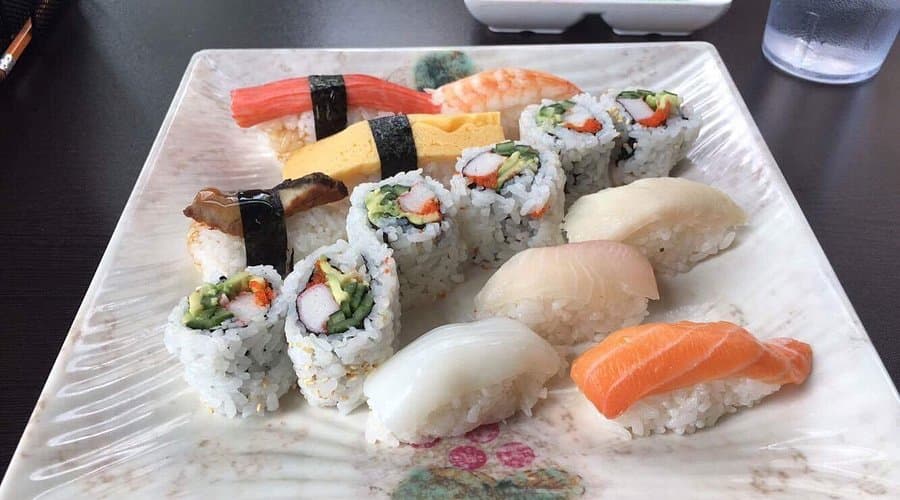 Nigiri et rouleaux au crabe et légumes