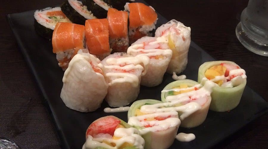 Plateau généreux de sushi avec sauce blanche