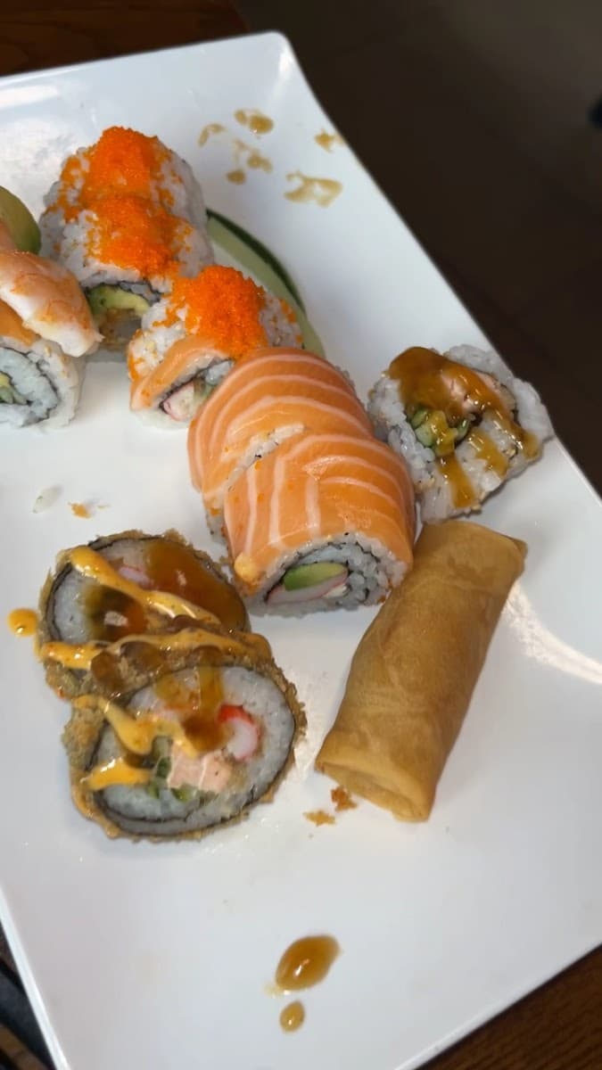 Sélection de sushi et rouleau frit sur assiette blanche