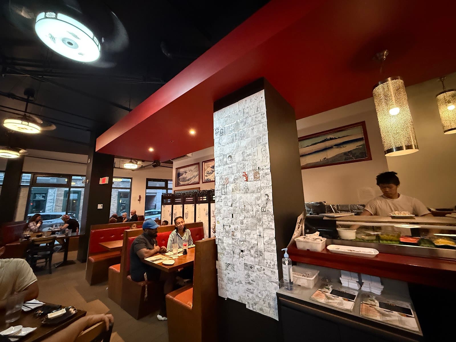 Intérieur chaleureux du restaurant Sushi Samurai avec clients attablés